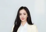 杨幂白色西装时尚干练演绎职场女性性感美图