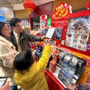 《哪吒2》票房火爆 周边产品热销