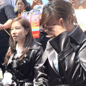 杨妞花姐妹在父母坟前告知余华英被执行死刑，寻亲家长：妞妞很有出息，她在 ...