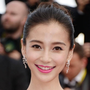 Angelababy性感桃红花裙亮相戛纳红毯 性感甜美大方优雅