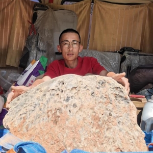 陨石猎人算出“火流星”落地点，挖出423公斤的“茂名”：跟做梦一样，感觉 ...