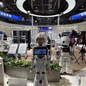 老人爬楼不费劲、卧床能自动翻身！工博会这些“智能护工” 太懂养老需求了 ...