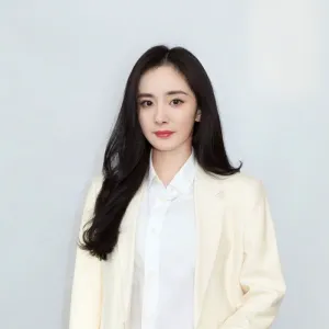 杨幂白色西装时尚干练演绎职场女性性感美图