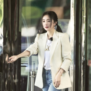 杨幂身着牛仔长裤双马尾造型甜美街拍