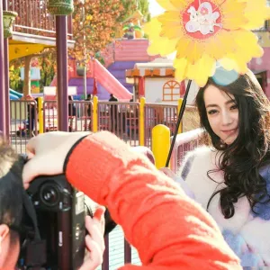 迪丽热巴游乐场甜美写真